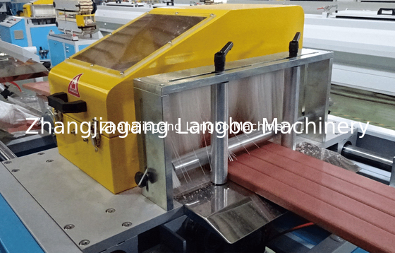 গুণ  Embossed WPC Outdoor Profile Extrusion Line 400KG/H 75KW কারখানা