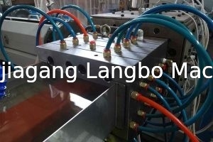 এমবসড WPC আউটডোর প্রোফাইল এক্সট্রুশন লাইন 400KG/H 75KW