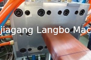 এমবসড WPC আউটডোর প্রোফাইল এক্সট্রুশন লাইন 400KG/H 75KW