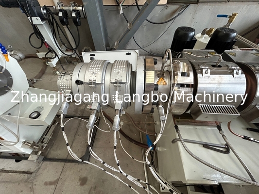 জল সরবরাহ পাইপ উত্পাদন জন্য পেশাদার 380V 50Hz পিভিসি পাইপ উৎপাদন লাইন
