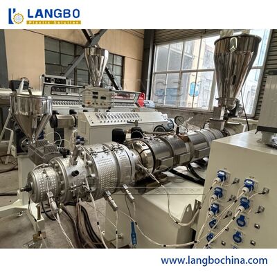 পিএলসি নিয়ন্ত্রণ পিভিসি পাইপ উত্পাদন লাইন উচ্চ আউটপুট এবং উত্পাদনশীলতা