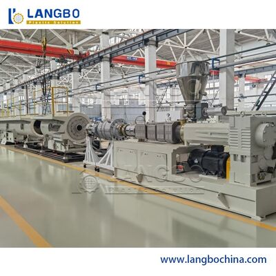 ডাস্ট / চিপ ফ্রি কাটিং সিস্টেমের সাথে 150 কেজি / হাই ক্যাপাসিটি পিভিসি পাইপ এক্সট্রুশন লাইন