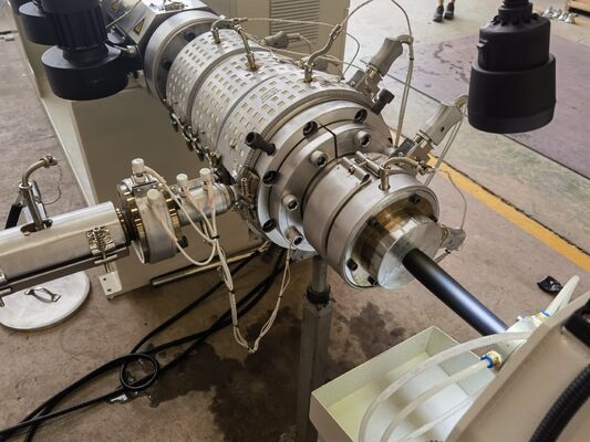 স্বয়ংক্রিয় PE পাইপ এক্সট্রুশন লাইন একা স্ক্রু প্লাস্টিক পাইপ মেকিং মেশিন উচ্চ গতি