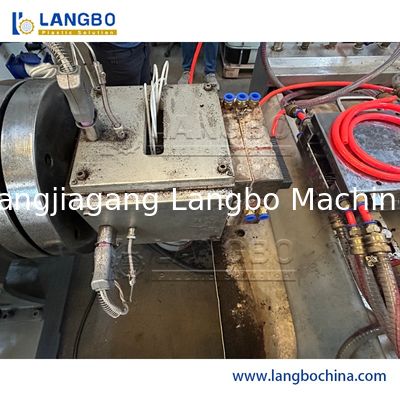 সিই WPC প্রোফাইল এক্সট্রুশন লাইন 100 - 150 কেজি / এইচ উচ্চ উত্পাদনের ক্যাপাসিটি