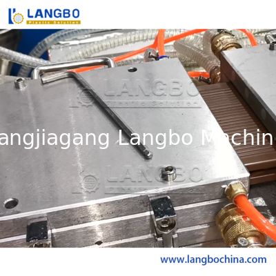 জনপ্রিয় সহজ পরিচালিত WPC প্রোফাইল এক্সট্রুশন লাইন নিম্ন শক্তি খরচ