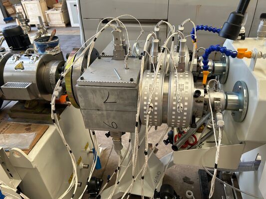 প্লাস্টিক এক্সট্রুশন মেশিন প্লাস্টিক সরঞ্জাম পিভিসি পিপি পিই পাইপ এক্সট্রুডার পিভিসি পাইপ তৈরির মেশিন