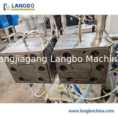 কারখানার দাম 55/110 কনিকাল টুইন স্ক্রু এক্সট্রুডার পিভিসি ক্যাবল ট্রাঙ্কিং এক্সট্রুশন লাইন 1180 মিমি প্রোফাইল আকার এবং 22KW মোটর শক্তি সহ