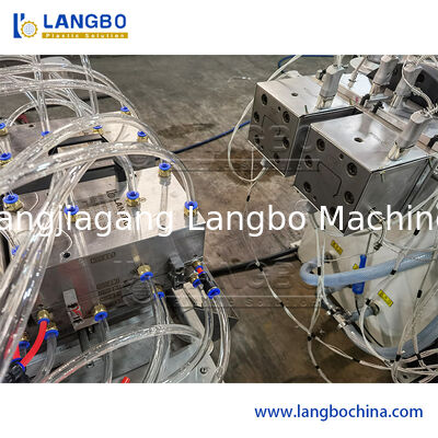 55/110 কনিকাল টুইন স্ক্রু এক্সট্রুডার পিভিসি প্রোফাইল এক্সট্রুশন লাইন 22KW মোটর পাওয়ারের সাথে 1180 মিমি তারের ট্রাঙ্কিংয়ের জন্য