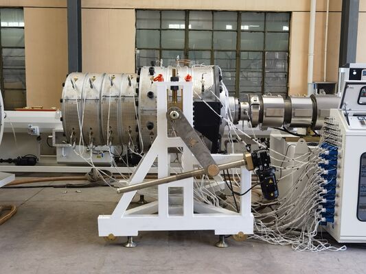 ৯০০কেজি/ঘন্টা ৪০০-৭১০মিমি প্লাস্টিক ইউপিভিসি তৈরির মেশিন কারখানা চীনে