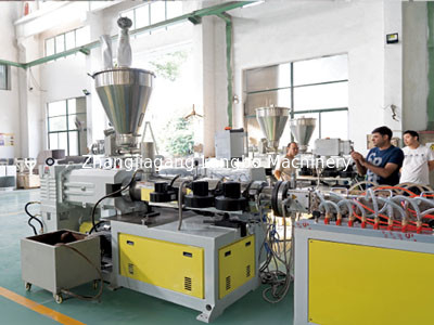 উচ্চ আউটপুট সহ 1180MM পিভিসি প্রশস্ত বোর্ড উত্পাদন লাইন
